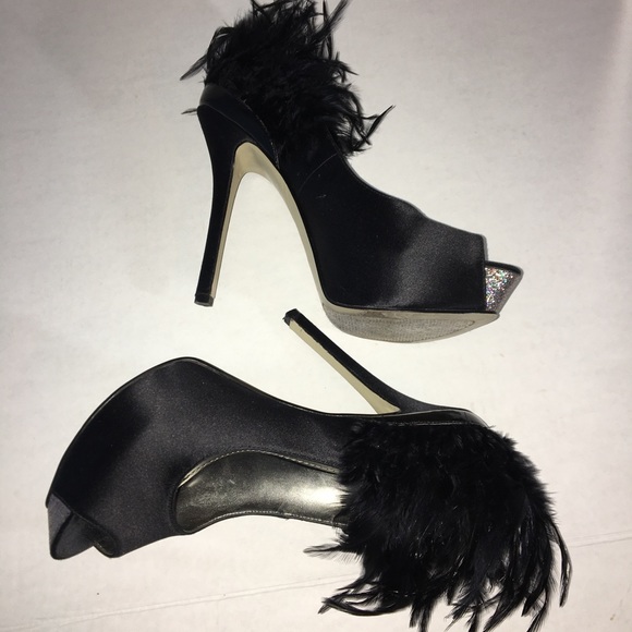 Enzo Angiolini Shoes - Enzo Angiolini Women’s Black Feather Pump Size 9M
